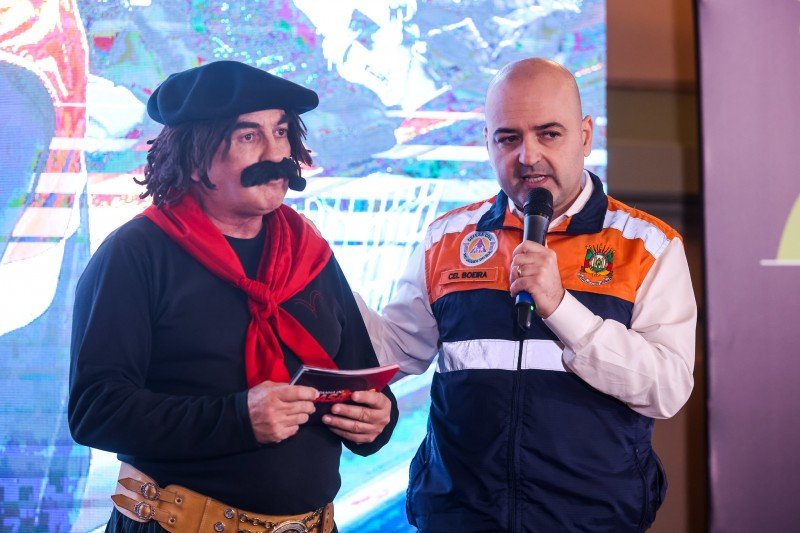 O comediante Jair Kobe e o coronel Luciano Boeira durante o evento que lançou a Campanha do Agasalho Foto: Gustavo Mansur/Secom