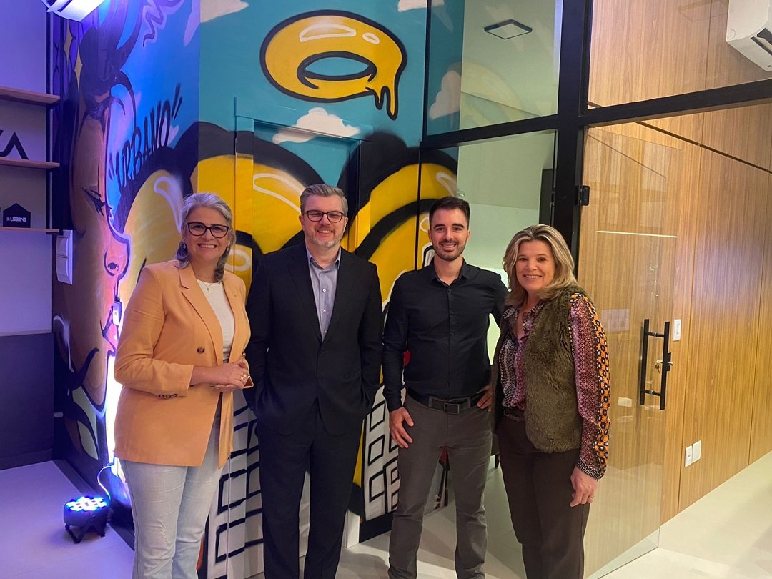 A diretoria da CICS prestigiou a nova sede da empresa: Foto: Ana Paula Souz, coordenadora executiva CICS Canoas; André Guindani, presidente CICS Canoas; Renan Zancanaro, proprietário Caza Incorp e diretor Desenvolvimento Urbano CICS Canoas; e Shirley Fernandes, vice-presidente Administrativo Financeiro e diretora Jurídica CICS Canoas