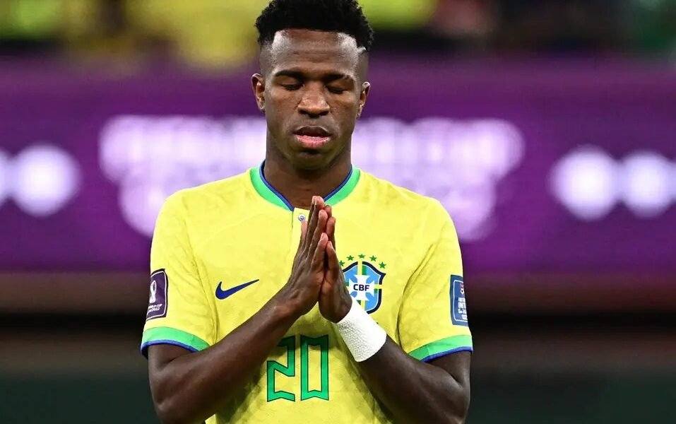 Perseguição e atos racistas contra jogador Vini Jr. ultrapassam todos os limites aceitáveis, dentro e fora do futebol - Foto: GABRIEL BOUYS / AFP