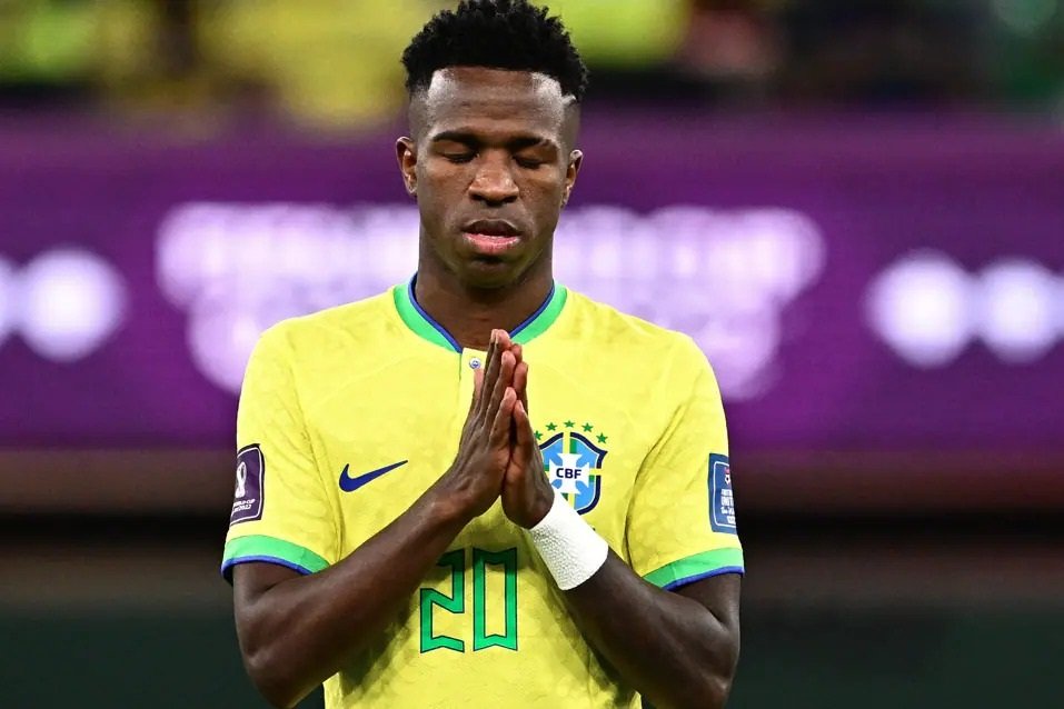 Jogador de Fifa 23 denuncia time com nome racista contra Vinícius