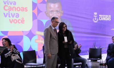 Jairo Jorge entrega Medalha Pinto Bandeira a Ednilson Decarlo Oliveira Lautenschlager (in memorian)/Foto: Dion Cosetin- O Timoneiro