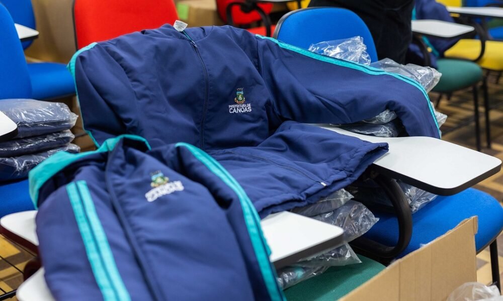 Jaquetas começam a ser entregues a alunos da rede municipal de Canoas/Foto: Gustavo Garbino