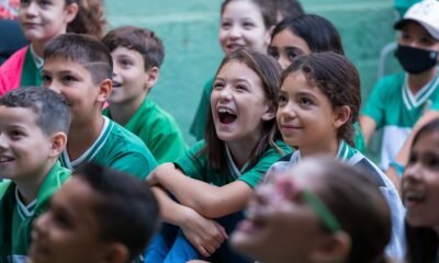 Projeto leva contação de histórias, capacitação de professores e campanha de arrecadação de livros a escolas