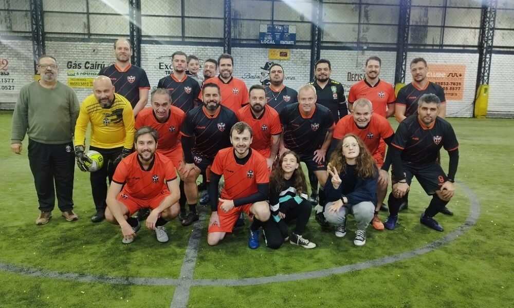 Amigos do FutQuinta F.C renovam parceria iniciada em 1998 com festa e uniforme novo