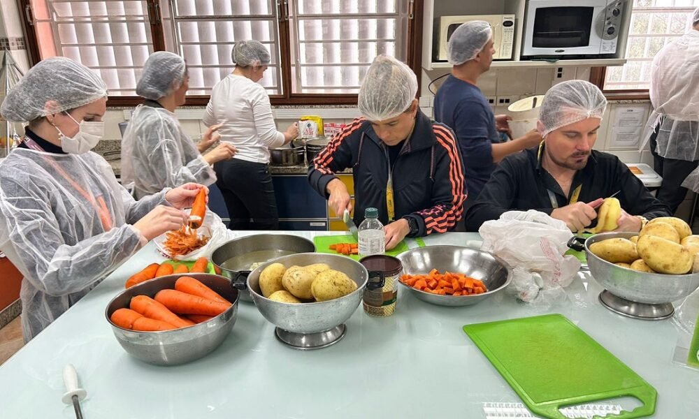 Professores da Unilasalle participam de ação social no Canoas Solidária/Divulgação