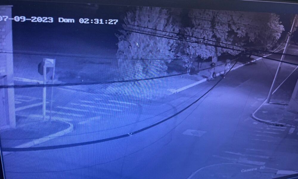 Agentes da Defesa Civil de Canoas registram arrombamento e furto de roupas doadas em Campanha do Agasalho/ Foto: Defesa Civil / Divulgação