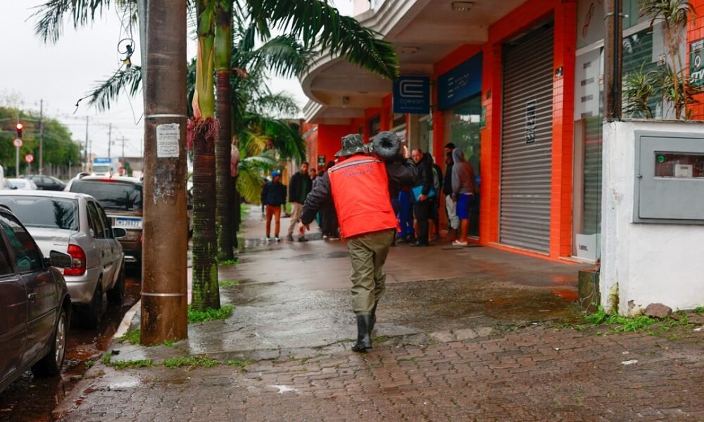 Prefeitura distribui lonas para moradores afetados pelo granizo