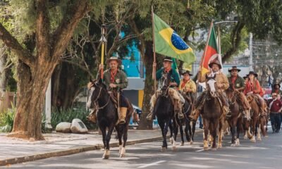 Comitiva da Guarda da Chama Crioula passa pela sede da Prefeitura de Canoas - Foto: Guilherme Pereira