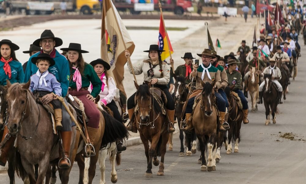 Tradicional Desfile Farroupilha deste ano teve foco na solidariedade aos afetados pelas enchentes no RS - Foto: Guilherme Pereira