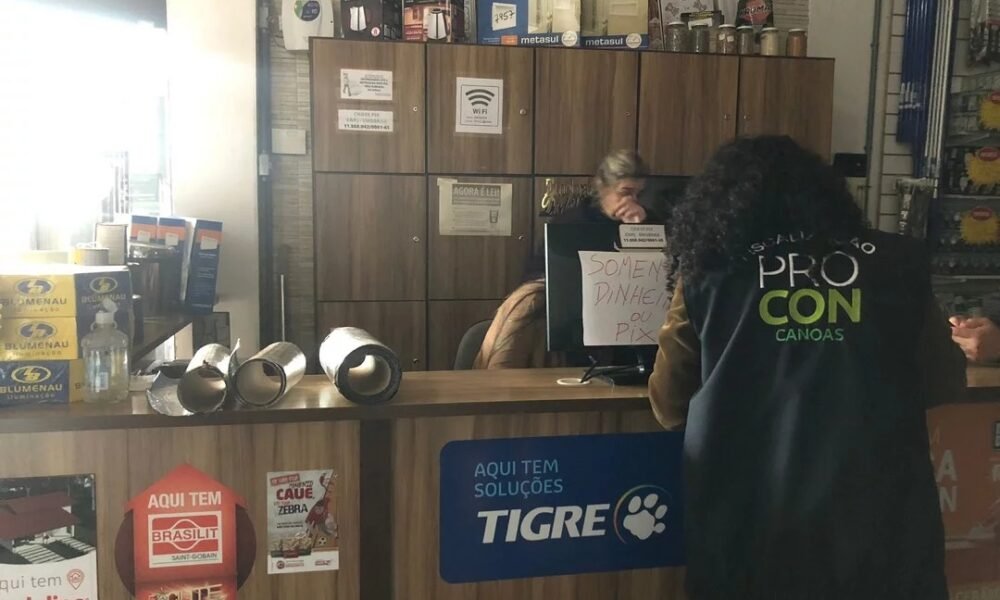 Ferragens e lojas de construção de Canoas são fiscalizadas sobre preços de lonas e telhas após chuvas