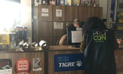 Ferragens e lojas de construção de Canoas são fiscalizadas sobre preços de lonas e telhas após chuvas