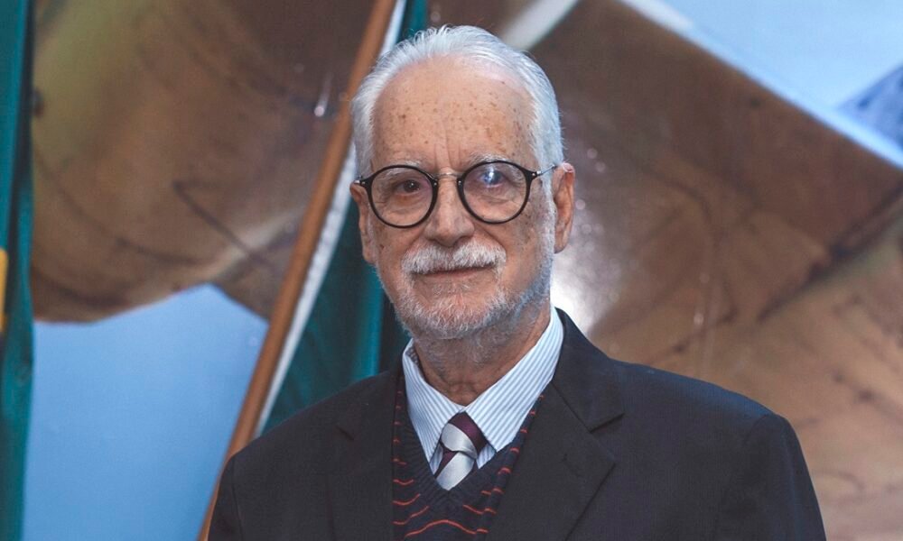 Secretário de Cultura de Canos, Eliezer Pacheco autografa “Sociedade e Política” hoje no Café Literário