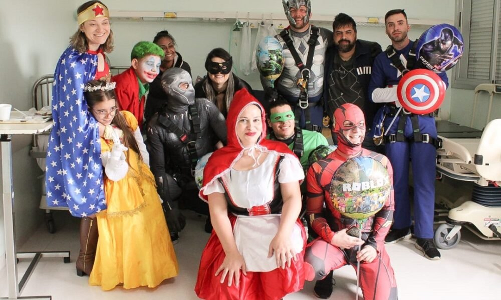Pequenos internados no HU recebem visita de super-heróis no Dia das Crianças