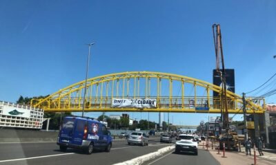 Trânsito na Av. Getúlio Vargas é afetado por instalação de passarela - Foto: O Timoneiro