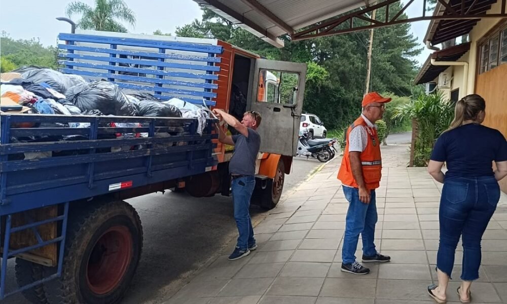 10 mil peças de roupas são enviadas pela Defesa Civil de Canoas à APAE de São Sebastião do Caí