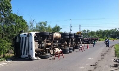 ATENÇÃO, MOTORISTAS! Carreta tomba e bloqueia acesso à BR-386 pela rua Berto Círio