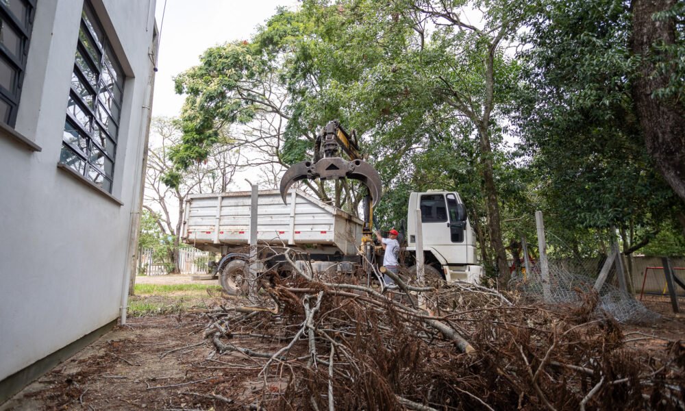 Escolas atingidas por enchentes