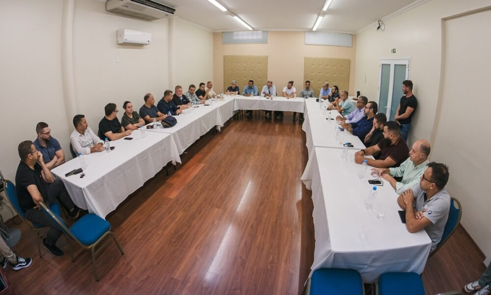 Jairo Jorge (PSD), Rodrigo Busato (UB) e lideranças de mais dez partidos realizam reunião do novo bloco político