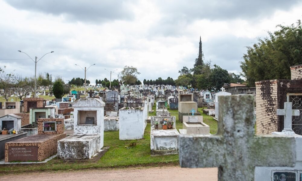 Canoenses que possuem familiar sepultado nos cemitérios municipais devem ficar atentos à quitação - Vinicius Thormann