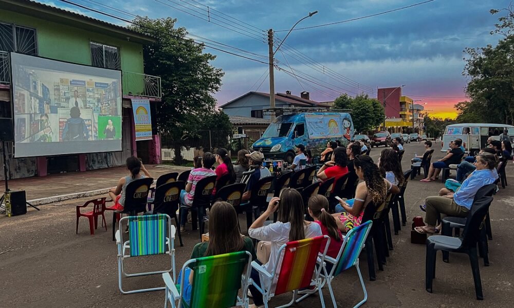 Furgão do CineSolar estaciona em Canoas com sessões de cinema, pipoca e atrações de graça para todos