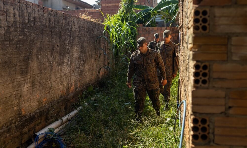 Agentes e soldados intensificam ações de combate à dengue no bairro Estância Velha, em Canoas - Foto: Renan Caumo