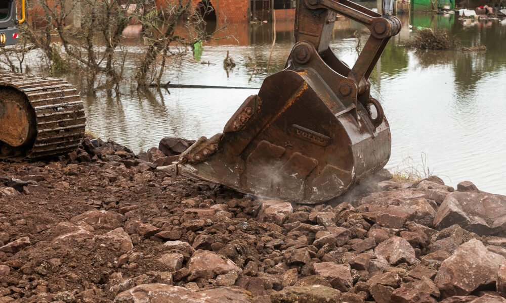 Obra para fechamento de dique no Rio Branco e retomada da operação da Casa de Bombas no Mathias Velho - Foto: Guilherme Pereira