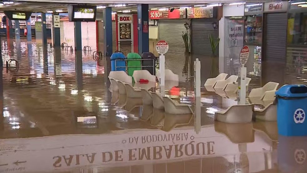 DESASTRE NO RS: Guaíba atinge 4,50 metros e águas invadem ruas e alaga rodoviária de Porto Alegre - Reprodução