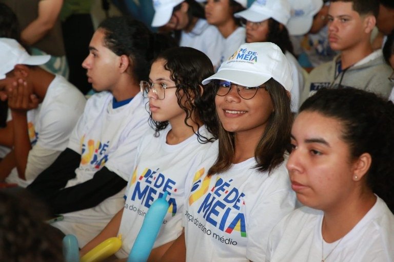Poupança a estudantes do ensino médio tem pagamento da 4ª parcela