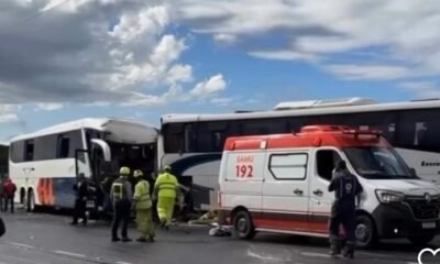 Acidente entre dois ônibus na freeway deixa feridos graves e bloqueia acesso a Porto Alegre