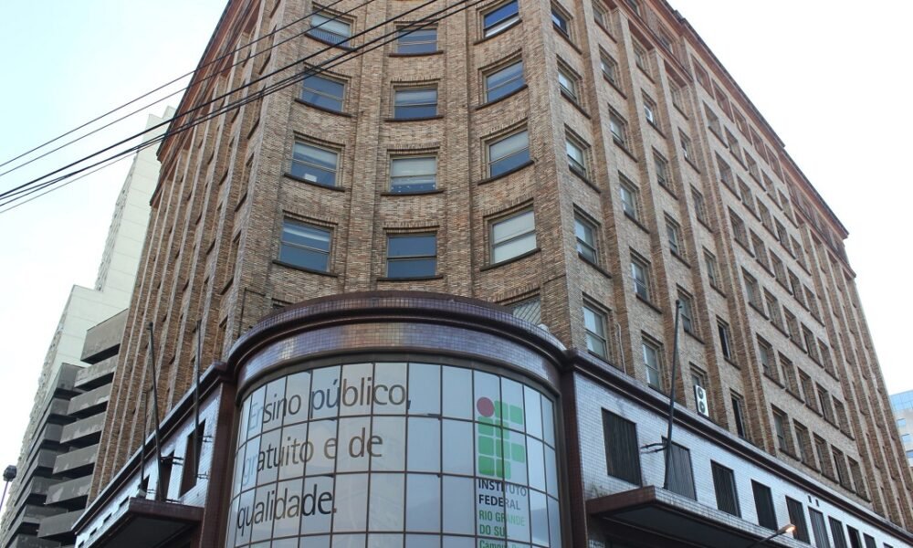 Programa abre mais de cem vagas de cursos gratuitos e com bolsa-auxílio