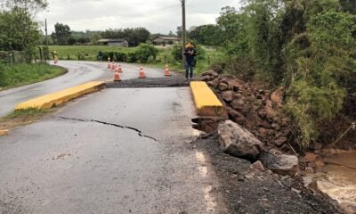 Chuvas danificam pista sobre o Arroio Caju em Nova Santa Rita