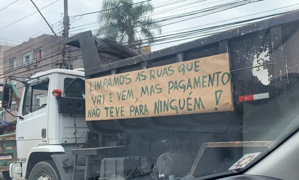 Empresas que trabalharam na retirada de resíduos da enchente protestam por falta de pagamento