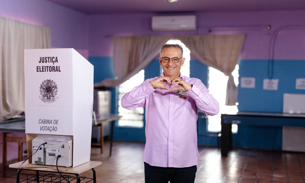 Jairo Jorge vota no centro de Canoas e pede voto de confiança a eleitores