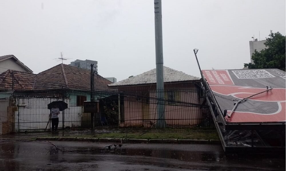 VENTOS DE 89 KMH Prefeitura atende chamados de destelhamento e quedas de árvores devido ao temporal em Canoas