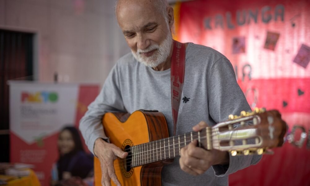 Escritor Kalunga participa de encontro com a criançada na Feira do Livro de Canoas