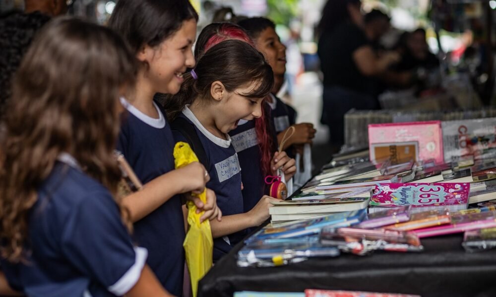 Feira do Livro recebe centenas de estudantes canoenses durante a semana