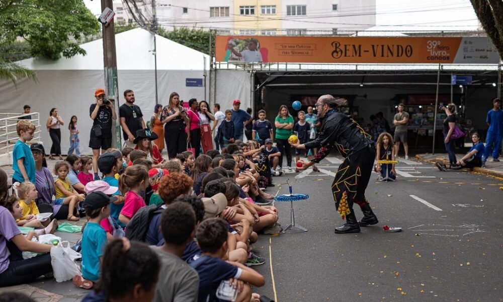 Grupo de Pernas Pro Ar encanta com espetáculo O Lançador de Foguetes
