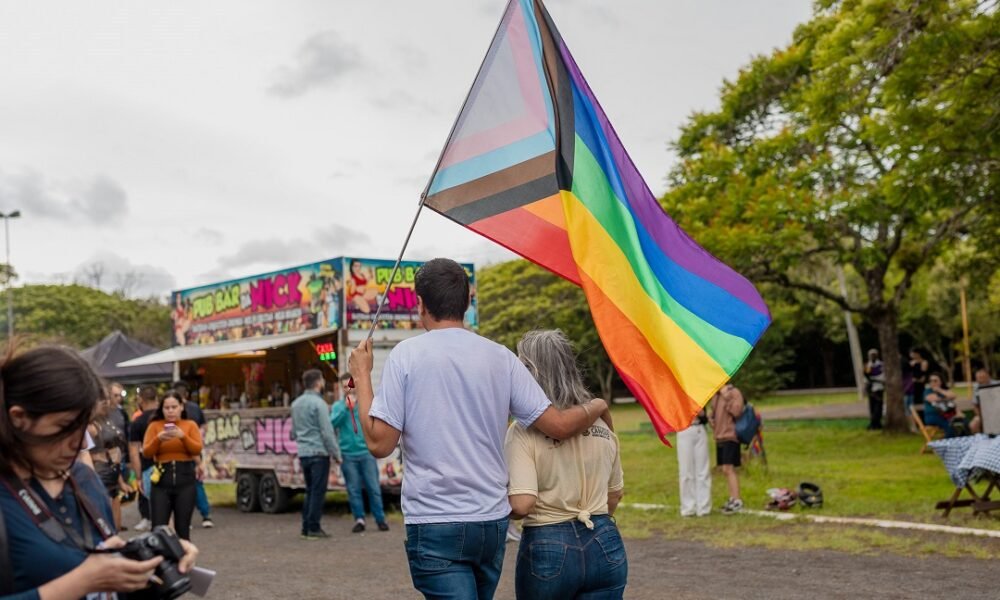 Com o tema Unidos pela Reconstrução, 12ª Parada Livre de Canoas coloriu o Parque Eduardo Gomes
