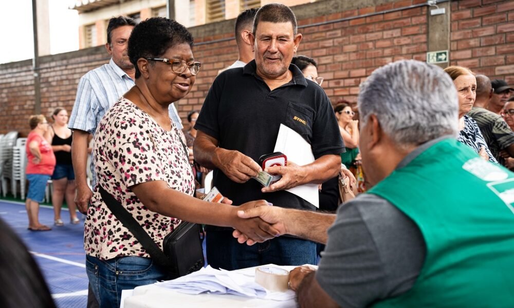 Prefeitura de Canoas entrega 117 escrituras para moradores do Loteamento Bandeirantes
