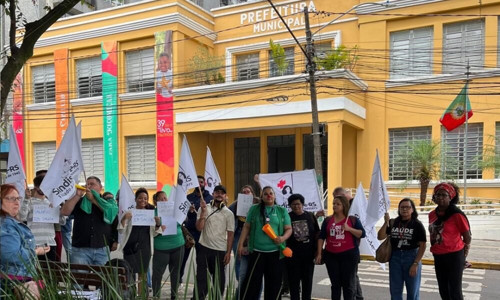 Profissionais da saúde de Canoas protestam por atraso de salário e piso da enfermagem