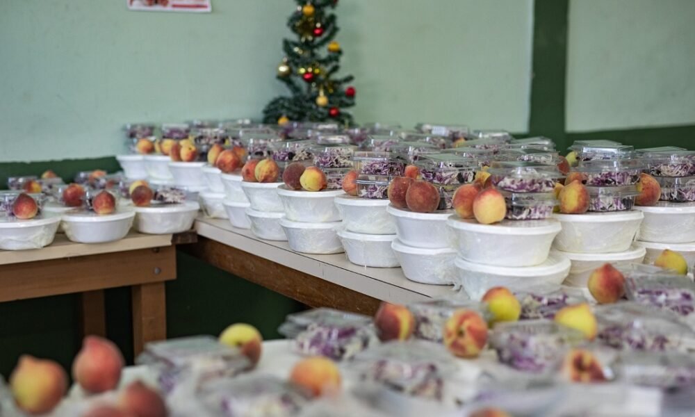 Restaurante Popular de Canoas serve marmita especial de Natal