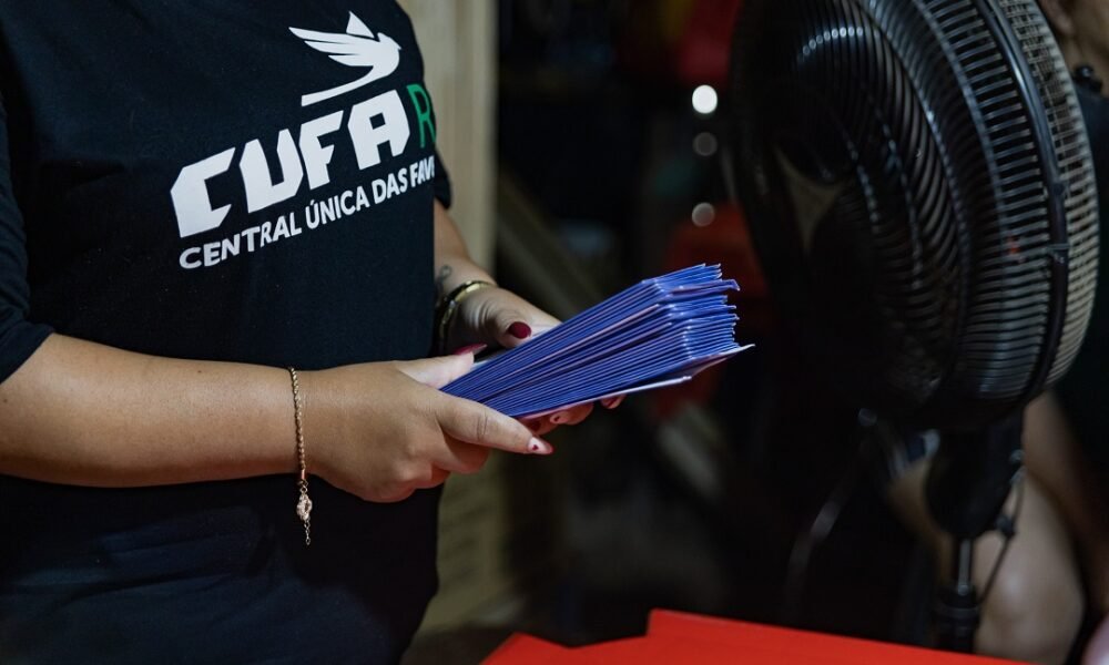 Moradores do Mato Grande recebem ticket-alimentação da Central Única das Favelas no valor de R$ 120