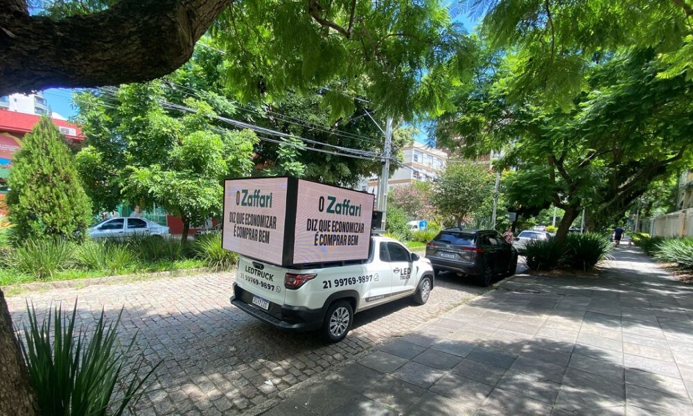 Carreta circula por Porto Alegre e pede que Zaffari assuma compromisso de bem-estar animal