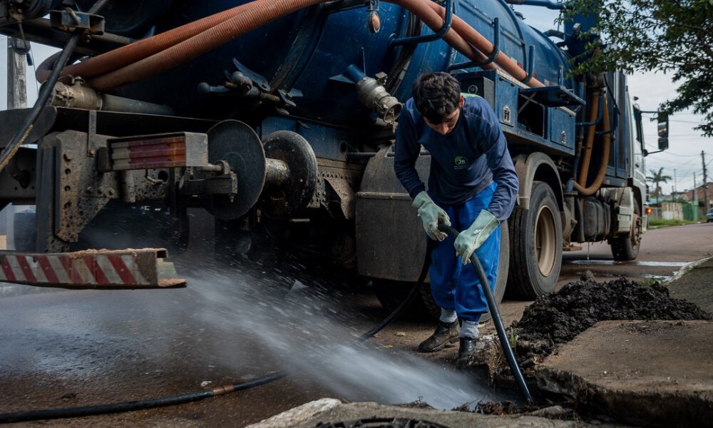 Prefeitura de Canoas usa hidrojatos para limpar redes pluviais na Mathias Velho