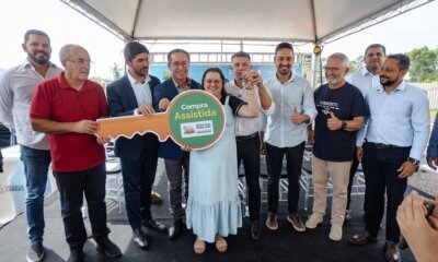 89 famílias canoenses atingidas pelas enchentes recebem chaves de novos apartamentos