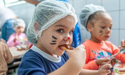 Crianças se divertem com o clima de Páscoa na EMEI Olga Ronchetti