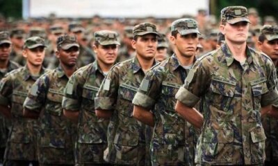 Homens que completarão 18 anos recebem orientação sobre alistamento militar obrigatório