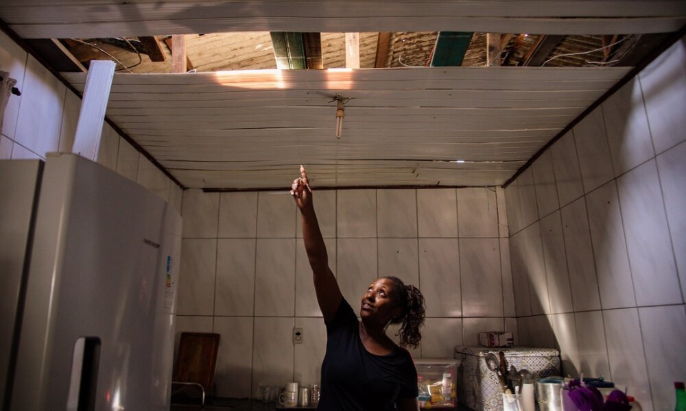 Iniciada distribuição de telhas para famílias com casas atingidas pelo temporal em Canoas