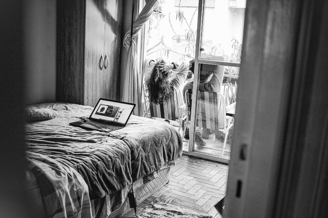 40Nós exposição fotográfica traz a intimidade e o cotidiano de um casal a duas