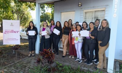 Alunas da Casa Lilás recebem certificado de cursos de escovista e manicure